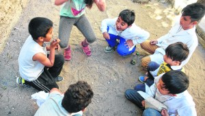 Los chicos de hoy recuperaron  los clásicos juegos antiguos