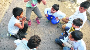 Los partidos se desarrollan en el patio de tierra. Gana quien emboca la esfera de vidrio en el opi (un circuito dibujado en el suelo)