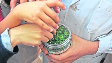 Un tarro de bolitas será el premio del torneo en la escuela 201.