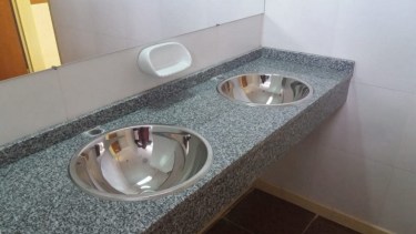 En el hospital de Centenario robaron las canillas del baño de hombres. (Gentileza Centenario Digital).-