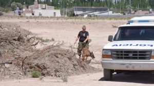 El atacante del canal actuó solo, armado y le robó a la víctima de abuso en Roca