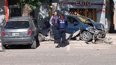 Un hombre sufrió heridas de gravedad, tras salir despedido del auto que manejaba en un fuerte choque, en Cipolletti. Foto: Gentileza Miguel Parra