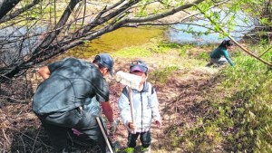 Los vecinos se unieron para limpiar el arroyo Comallo