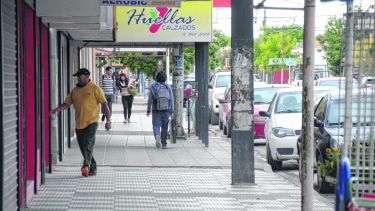 Los locales de la calle Honduras en Centenario ahora tendrán una vidriera en la web. Foto: Yamil Regules. 