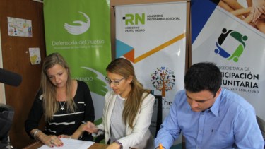 La defensora del pueblo de Bariloche Beatriz Oñate (centro) firmó un convenio con la Subsecretaría de Participación Comunitaria de la Provincia. Gentileza