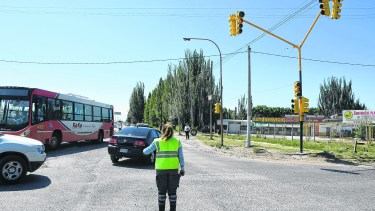 En la intersección la ruta Chica y Salto se instaló ayer el último de los equipos de semoforización. Todavía no está activo. 