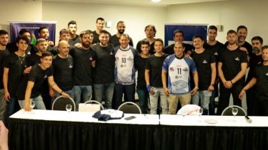 Todo el staff del Dino se fotografió con el ministro Sánchez y el gobernador Gutiérrez. 