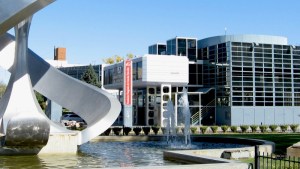 El Museo Patagónico de las Artes, y el monumento a la Manzana, un escenario para los estudiantes