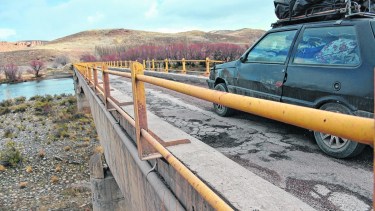 El cruce es clave para el turismo neuquino. Tiene una sola mano de tránsito. Foto: Patricio Rodríguez. 