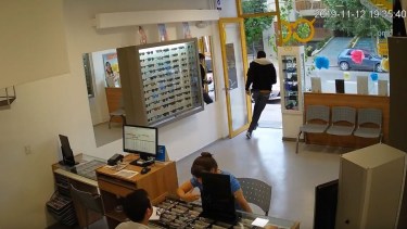 Se hizo pasar por cliente y robó un par de lentes en el centro de Neuquén