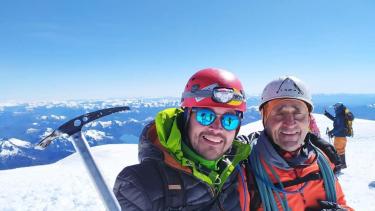 Sergio Vázquez, el andinista no vidente de 66 años que este sábado llegó a la cumbre del volcán Lanín. Gentileza