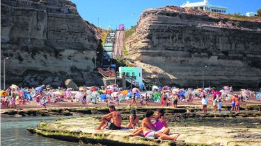 La Lobería debajo de en un balcón privilegiado donde se puede ver ese pequeño mar de aguas cálidas e híper azules
Foto Marcelo Ochoa