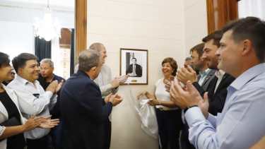 Participaron diferentes funcionarios durante el descubrimiento del retrato de Weretilneck. Foto: Secretaría de Medios.