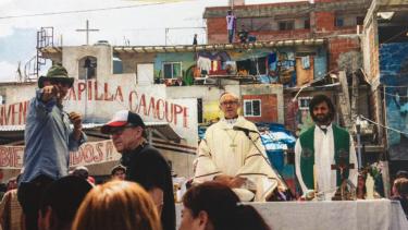 McCulloch, en acción en la Villa 31, junto a Meirelles (de gorra) y el actor Jonathan Pryce en el papel de Jorge Bergoglio.  