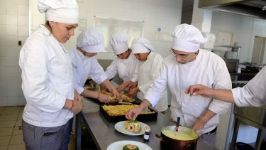En la Escuela de Hotelería de Bariloche los estudiantes hacen sus prácticas en el hotel y restaurante estatal. Foto: Alfredo Leiva