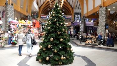 Se acerca la Navidad y los comercios de Bariloche preparan sus promociones para alentar el consumo. Foto: Alfredo Leiva