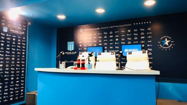 La sala de conferencias de la Academia vacía tras la suspensión.