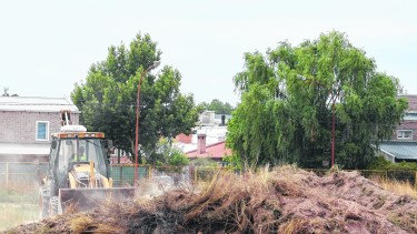 Limpieza del terreno. Así comenzaron las tareas de una obra clave para la ciudad. Foto: Juan Thomes