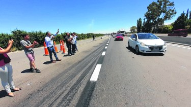 Autoridades nacionales y locales estuvieron en el estreno del nuevo paso, que lentamente va conformando la parte terminada de la ruta 22. (Foto: Pablo Accinelli)