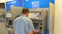 Imagen de El monto de la estafa con tarjetas de planes sociales en Neuquén sería de $60 millones