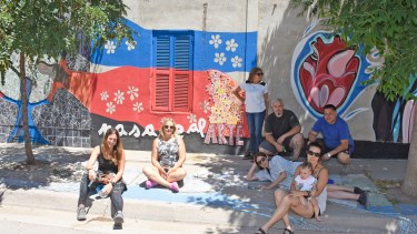 En las últimas semanas los artistas que aceptaron el desafío pasaron por el angosto corredor para dejar plasmadas sus obras de arte y alegrar la vida cotidiana. (Foto: Juan Thomes)