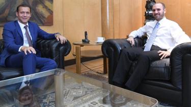 El gobernador fue recibido por el ministro de Economía Martín Guzmán.