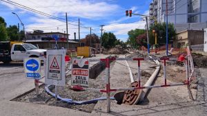 Roca: en media hora de recorrido, más de 10 pozos y obstáculos para el tránsito