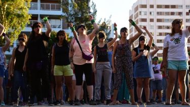 En Roca se sumaron a la interpretación de «Un violador en tu camino»