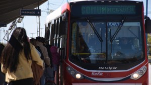 Cobrar boleto a trabajadores de salud: versiones cruzadas entre el gremio y Koko