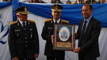 El gobernador junto al jefe de la policía saliente, Rubén Tissier (centro) y el subjefe, Domingo Naigual (izquierda), en el último aniversario de la institución. (Foto: Archivo.-)