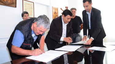 El intendente José Rioseco firmó este mediodía el pago de un bono extraordinario de 8.000 pesos para los agentes municipales. Foto: Gentileza. 