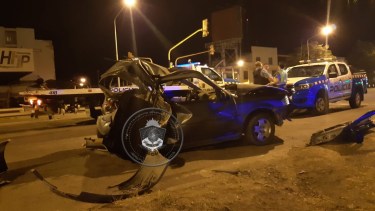 Así quedó el auto del policía, tras el choque. La camioneta lo arrastró 92 metros. (Foto: Gentileza.-)