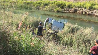 El auto un canal de riego que atraviesa las chacras Foto: Gentileza
