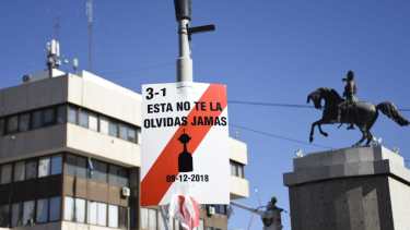 Simpatizantes de River colgaron carteles en el centro de Neuquén recordado la victoria contra Boca. (Florencia Salto).-