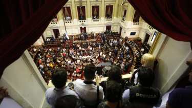Gobernadores y dirigentes ingresan al Congreso a la espera de la Asamblea Legislativa