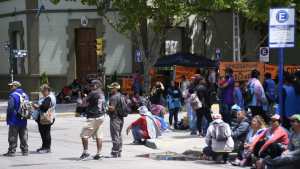 A dos días de la asunción, la Casa de Gobierno quedó rodeada por protestas