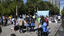 Imagen de Barrios de Pie acampa en Casa de Gobierno y alerta por mal nutrición en niños