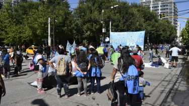 Barrios de Pie acampa en Casa de Gobierno y alerta por mal nutrición en niños