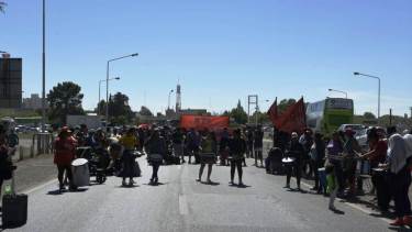 El corte del puente Cipolletti-Neuquén se levantó antes de las 11. (Juan Thomes).-