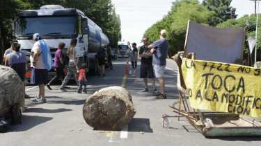 Corte de ruta en Alvear. Desde hace varios días, ambientalistas, movimientos sociales y partidos de izquierda protestan contra los cambios. Foto Emiliano Ortíz. 


