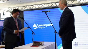 Gaido les tomó juramento  a los nuevos secretarios del municipio de Neuquén. Foto: Florencia Salto 