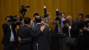 Fotogalería: carteles, despedidas y visitas en la asunción de Omar Gutiérrez