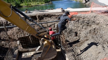 El río Limay y Leguizamón, una obra que debió estar terminada en abril y que inaugurarán en septimbre (foto Florencia Salto archivo)