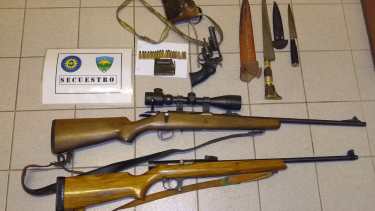 Los jóvenes cazadores portaban dos armas largas y una de puño. Gentileza Policía de Río Negro