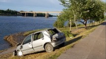 Imagen de Un auto casi termina en el río Negro