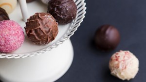 Bombones de frambuesa chocolate y coco