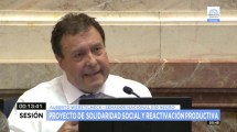 Imagen de Arabela se alinea, Alberto alza la mano