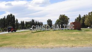 Cinco Saltos: no respetó la prioridad en una rotonda y deberá pagar parte de los arreglos