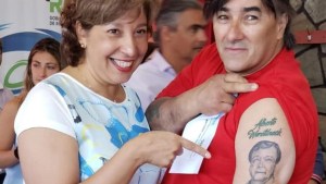 La historia del barilochense que se tatuó la cara de Alberto Weretilneck