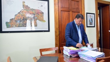 El gobernador durante sus últimas horas en su despacho. Foto: Marcelo Ochoa.
